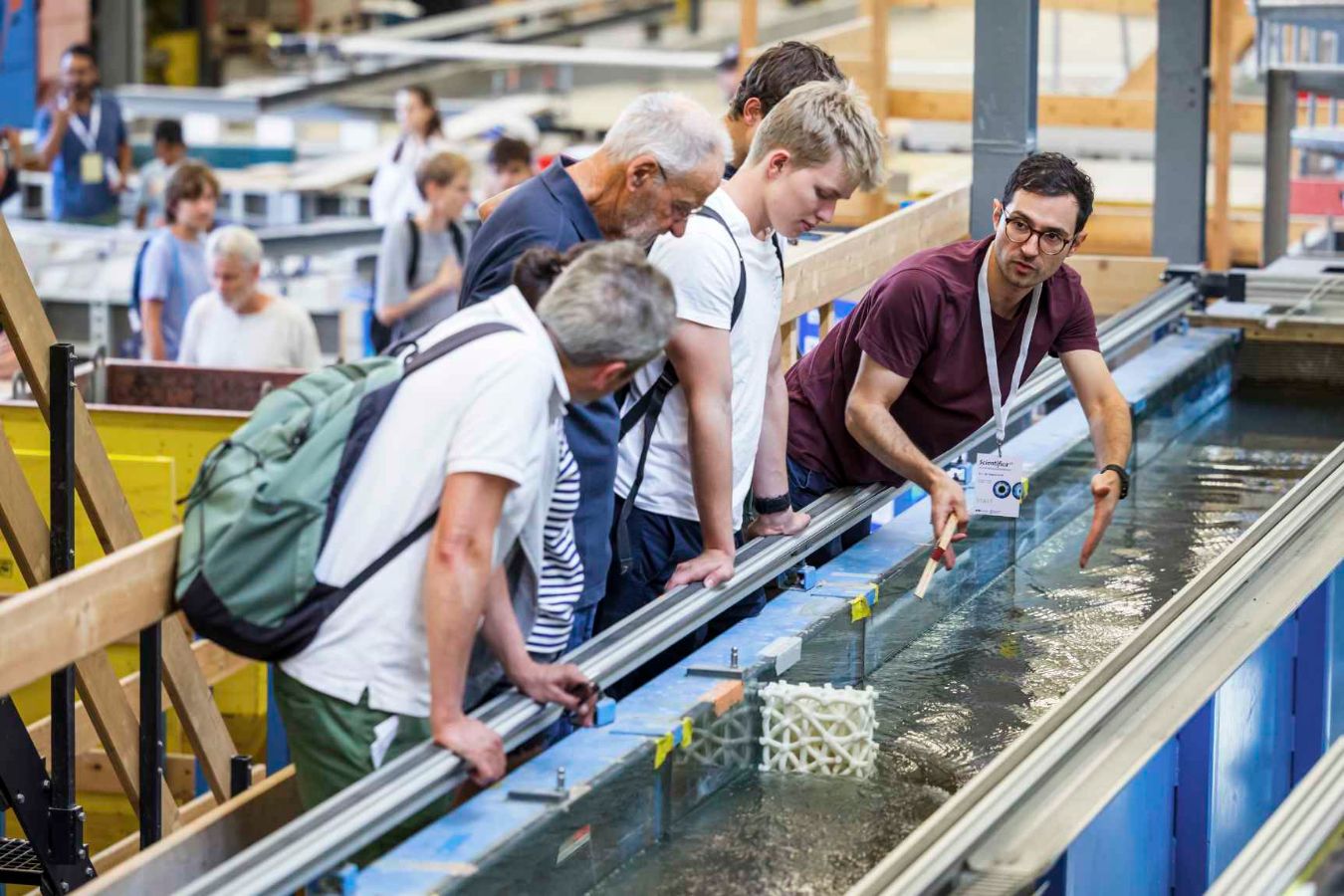 Auch die Laborbesuche am Hönggerberg waren sehr begehrt, darunter jene bei der Versuchsanstalt für Wasserbau, Hydrologie und Glaziologie. Sie untersucht unter anderem, wie wir uns besser vor Hochwasser und dessen Folgen schützen können.